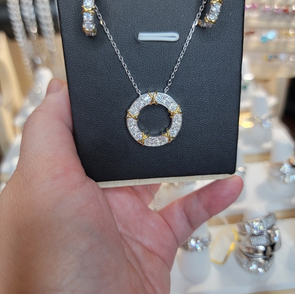 MOISSANITE? Follow me to get notified - Picture 2 of 2